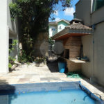 Casa em condomínio fechado no Jardim Floresta, 3 suítes, área gourmet, piscina, 4 vagas.