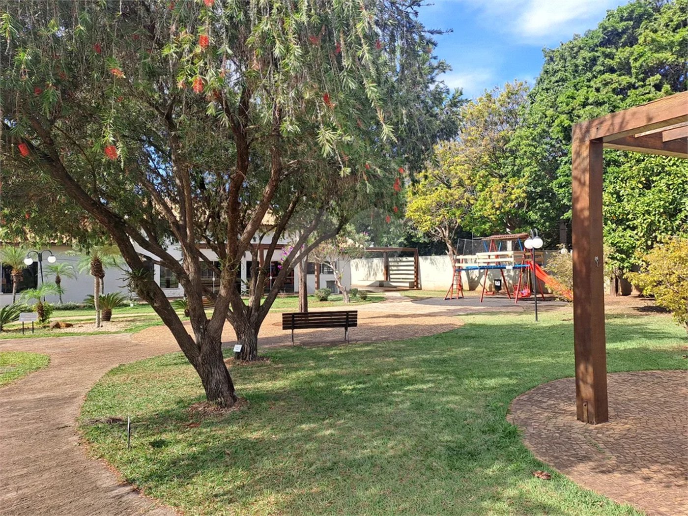 Linda Casa 3 dormitórios com piscina - R$ 950.000,00