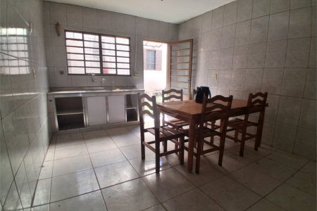 Casa espaçosa na Vila Costa do Sol em São Carlos – excelente para moradia, comércio ou investimento!