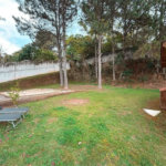 Casa na Granja Viana com 1.600m² de terreno, lareira e amplo espaço para veículos
