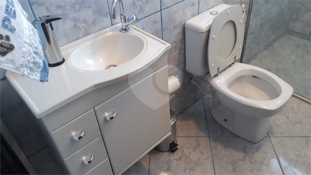 Sobrado com 3 dormitórios, sendo 2 suítes, uma delas master.