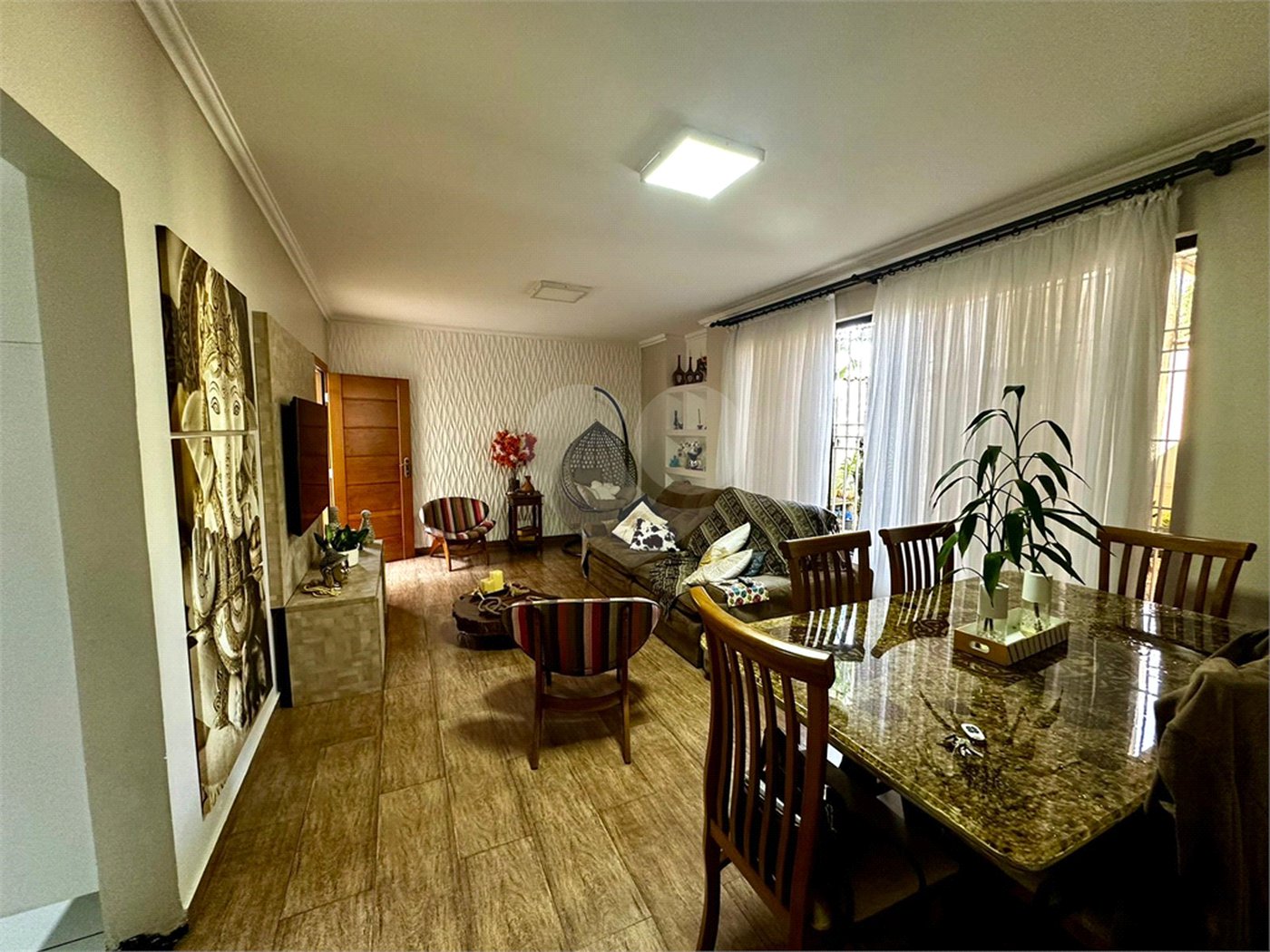 Casa com Piscina e Churrasqueira | 2 Suítes | Edícula | 3 Vagas | 275m²