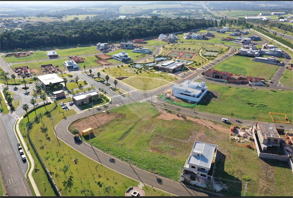 LOTE DE ESQUINA NO CONDOMINIO RESIDENCIAL DAMHA IV