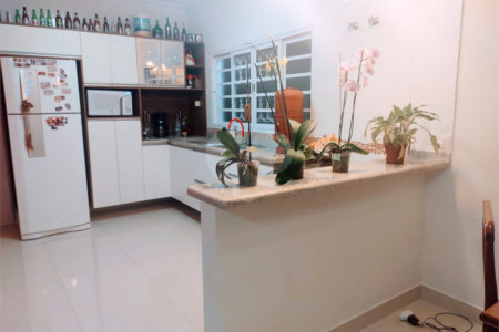 Casa térrea com 2 dormitórios.