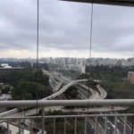 Apartamento com dois dormitórios sendo um climatizado, com duas vagas de garagem.