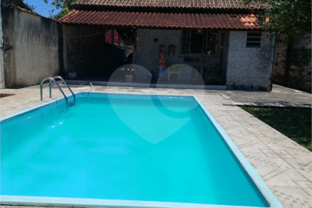 Espaçosa Casa Linear com piscina na costa verde