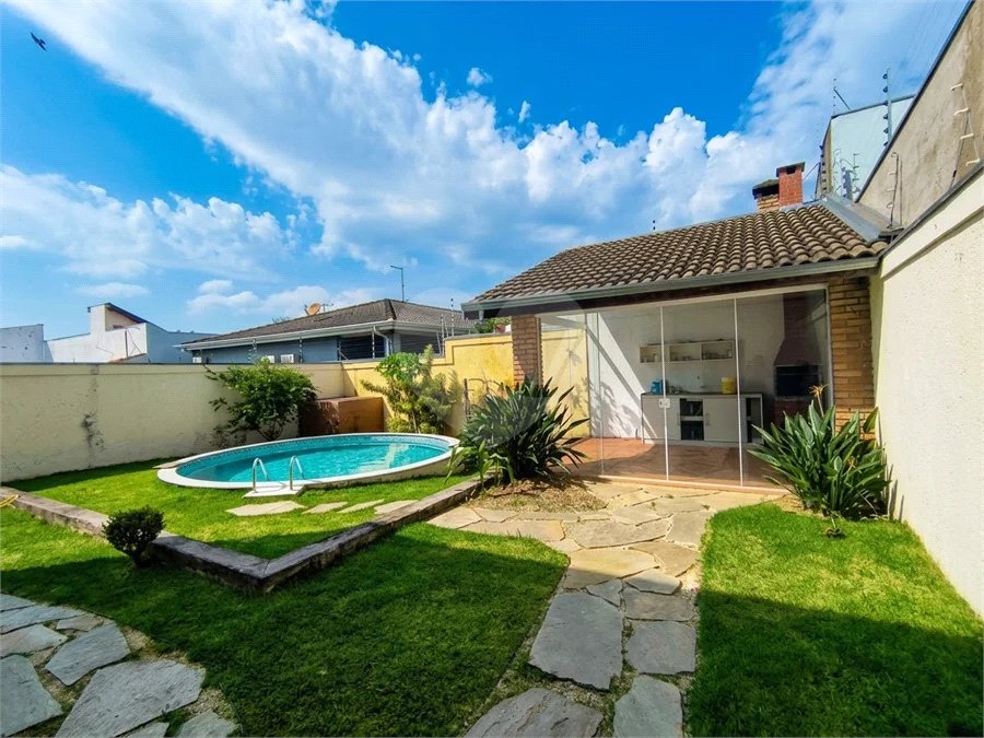Casa com Suíte Master, Closet, Piscina e Espaço Gourmet Próxima ao Parque Ecológico- 03 quartos -com quintal