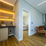 Indaiatuba - Condominio Villa Sapezal - 318 m² de Terreno - 230 m² de Área Construída - 3 suítes, sendo 1 Master com closet planejado - Sala de TV - Sala de estar integrada à Sala de jantar - Cozinha com móveis planejados - Despensa - Escritório planejado - Lavabo - Piscina com preparação para aquec