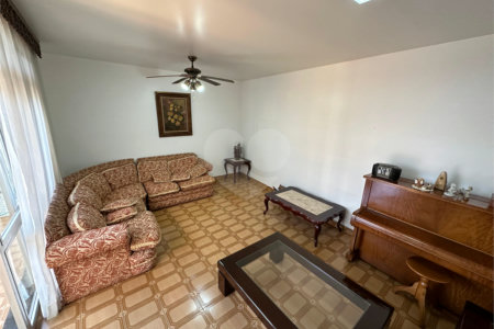 Casa à Venda no Bosque da Saúde com 271m², 3 Dormitórios, 1 Suíte e 4 Vagas