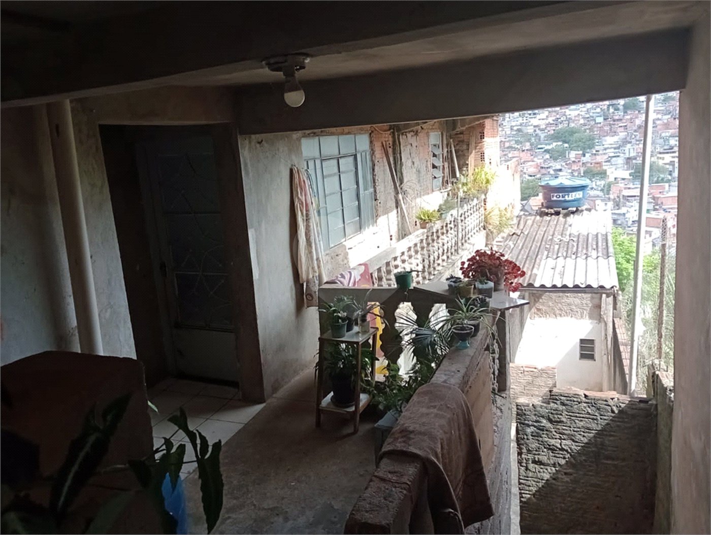 Terreno com 6 casas em 293m² de área total.