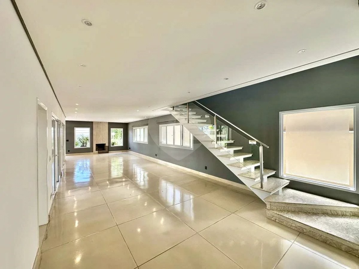 Casa em condomínio Impecável, 4 dorms / 2 suítes, varanda gourmet, piscina, 3 lareiras