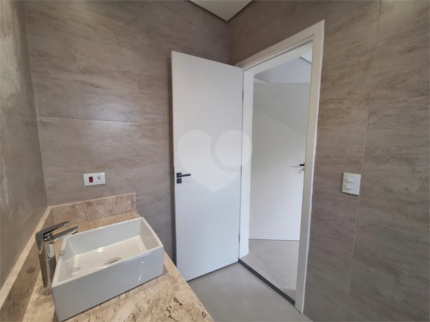 Casa NOVA com 03 suítes , piscina e condomínio com lazer completo!