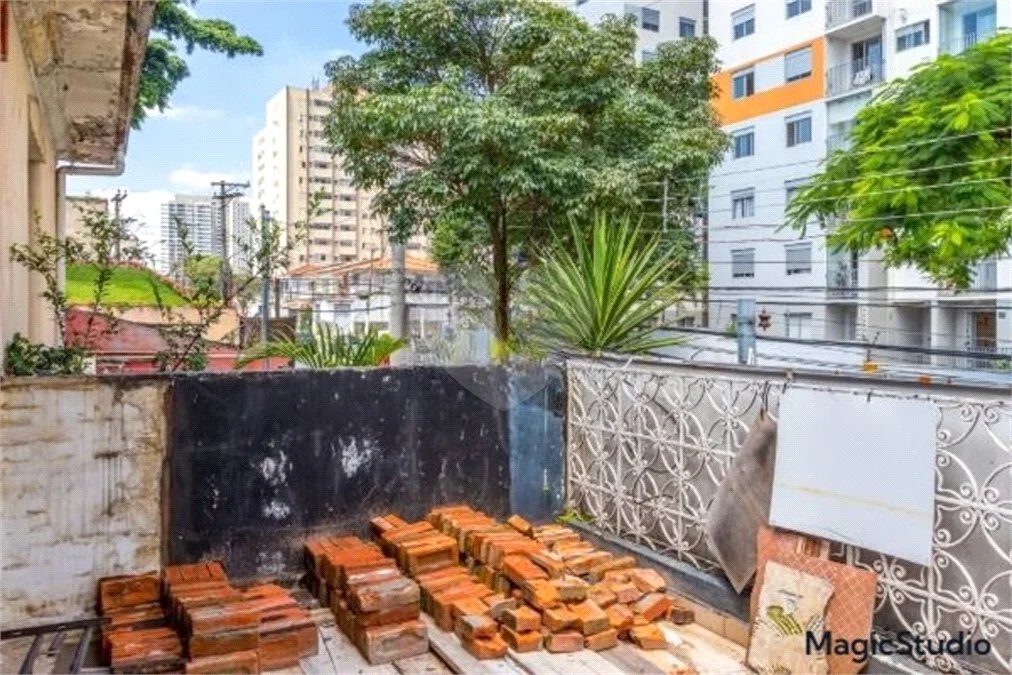 Casa em processo de reforma, com 208m², 2 dormitórios, 8 vagas, à venda no Tatuapé.