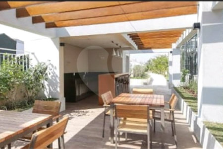 Apartamento no Cambuci, de 46m2 com 1 dormitório, cozinha com armários, sala com varanda e 1 vaga