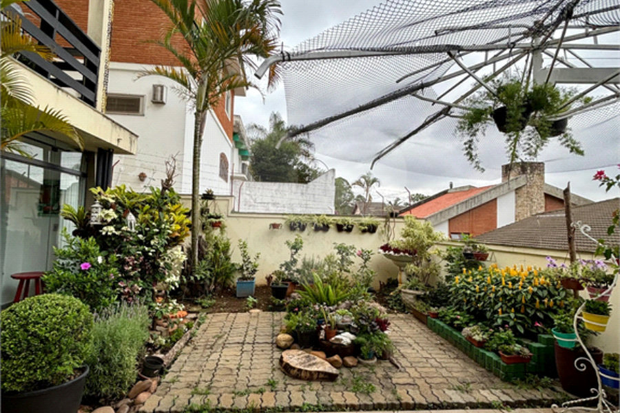 Sobrado à venda no Tucuruvi com 4 suítes, 2 master, salão de festas, área gourmet e 7 vagas.