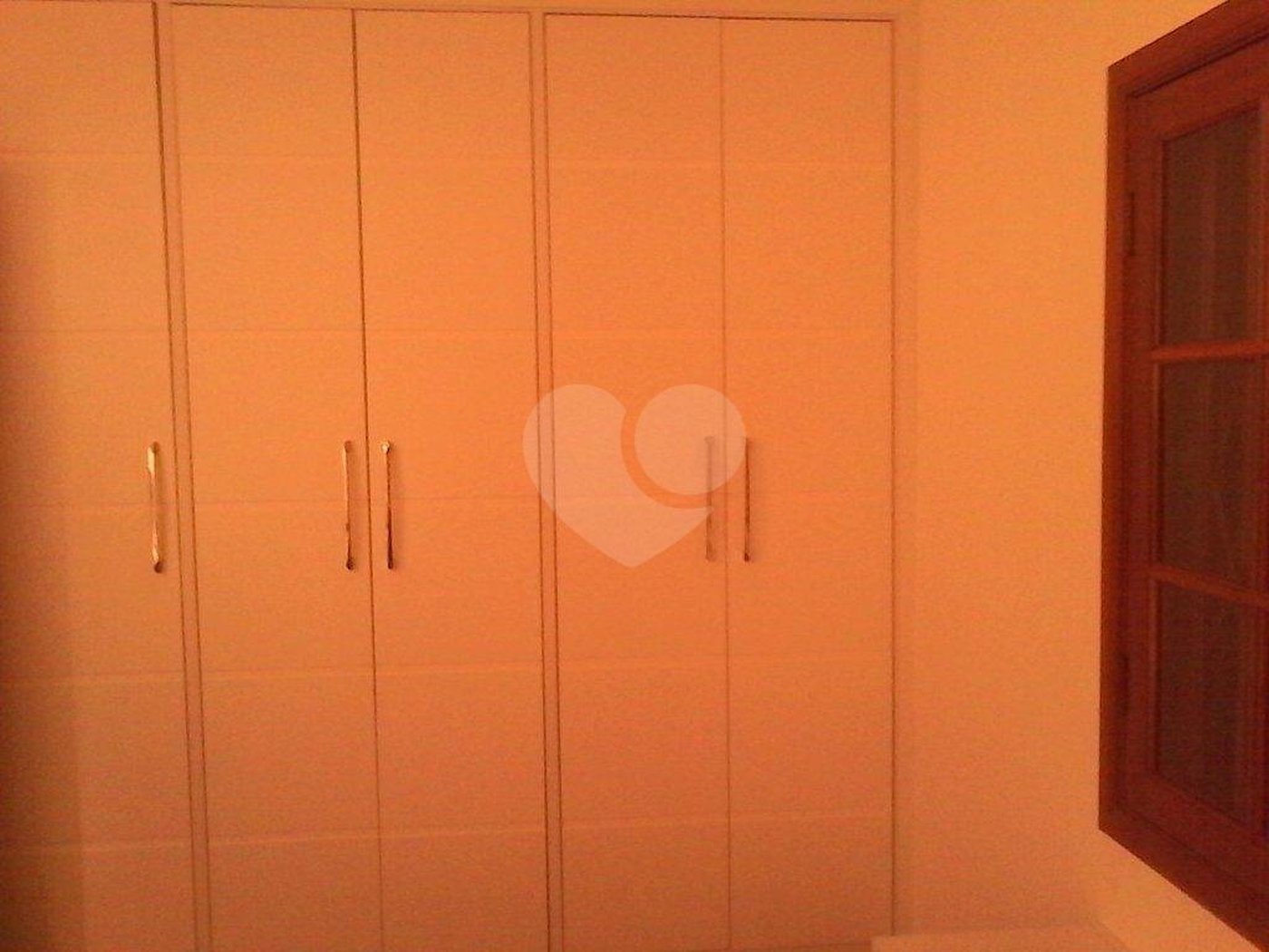 CASA TÉRREA ASSOBRADADA A VENDA NO TREMEMBÉ - 4 DORMS (2 SUÍTES), CHURRASQUEIRA E 4 VAGAS DE GARAGEM