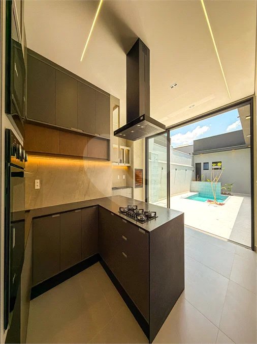 Casa Térrea Evidências - Indaiatuba/SP - R$ 1.950.000,00 - Área Total 307,33 m² - Área Construída 201,90 m² - TÉRREA - 03 suítes sendo a master com closet; Escritório; Lavabo; Cozinha com cooktop, forno, micro-ondas e coifa; Móveis planejados na hall de entrada, sala, escritório, cozinha, gourmet, s
