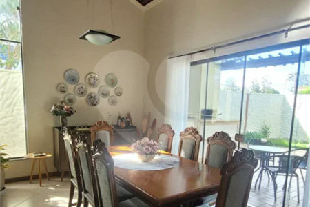 Casa Exclusiva com Pé-Direito Alto e Área Gourmet no Jardim Paraíso