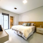 Casa Térrea – Condomínio Maria Cândida - 300 m² de terreno - 212 m² de área construída - 4 vagas de garagem, sendo 2 cobertas - Sala de jantar e estar integradas, com pé-direito duplo e cortina - 3 suítes com ar-condicionado, sendo 1 master com closet – planejado – Roupeiro – Escritório - Cozinha