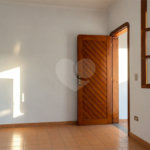Casa à venda com 6 dormitórios, 3 suítes, piscina, área gourmet, hidromassagem, lareira, varanda e 6 vagas de garagem. Conforto e lazer para toda a família!