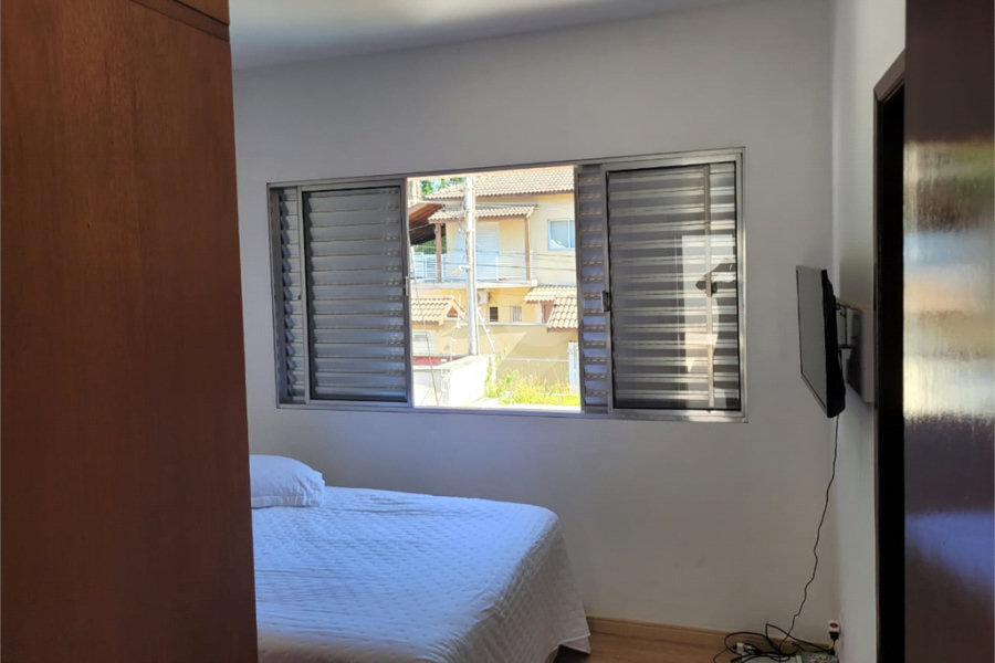 Sobrado com 14 metros de frente , na Região do Jardim Guapira , próximo ao Clube Guapira com 5 dormitórios, sendo 3 suíte com armários embutidos ,banheiro social, Sala para 2 ambientes, escritório com banheiro .cozinha ampla com armários, área de serviço ,dispensa, quintal com banheiro externo c
