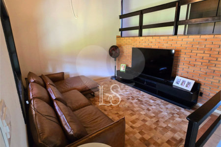 Indaiatuba- Vale das Laranjeiras - Vista dos fundos para o lago - Casa assobradada - 3 pisos, 4 quartos, 2 suítes, uma com hidro ,escritório, sala 3 ambientes, lareira, lavabo,cozinha ampla, despensa, lavanderia, churrasqueira, forno pizza, 6 wcs, piscina, jardim despensa, garagem, segurança