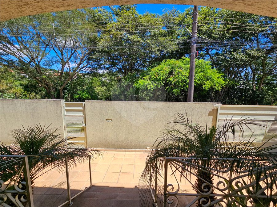 Casa térrea em Atibaia com 3 dormitórios (2 suítes), piscina, espaço gourmet, condomínio fechado