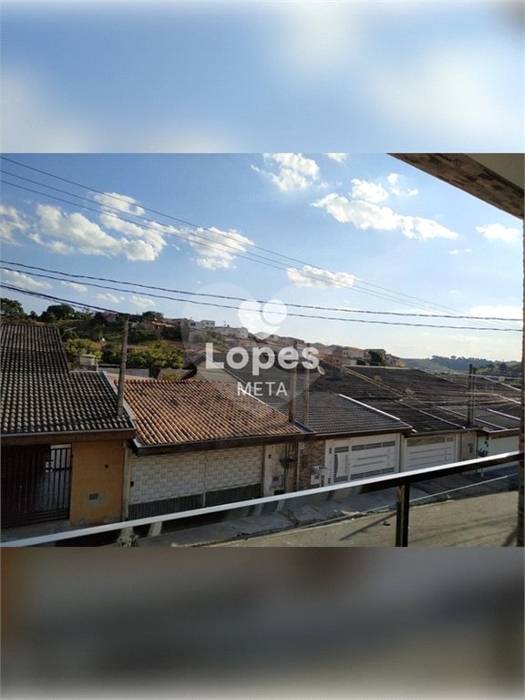 Esta encantadora casa, situada no tranquilo bairro Jardim Bandeirantes, na zona sul de São José dos