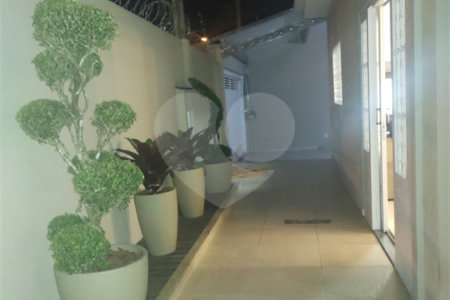 Casa térrea com 2 dormitórios.
