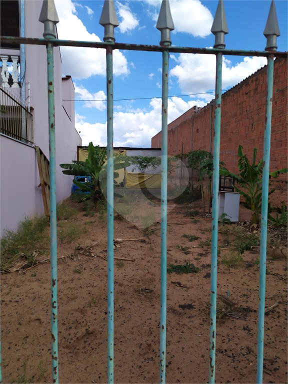 Terreno plano de 150,00 m² de área .