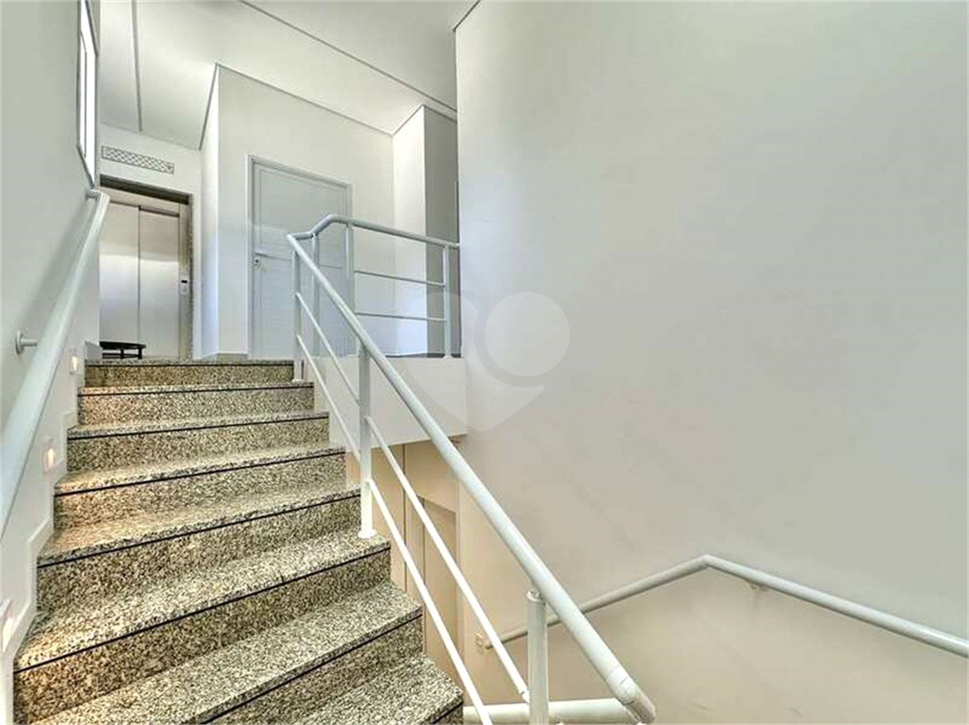 Casa Contemporânea e Mobiliada no Condomínio Palos Verdes – A Essência do Alto Padrão na Granja Viana – 7 suítes, 4 pavimentos com elevador