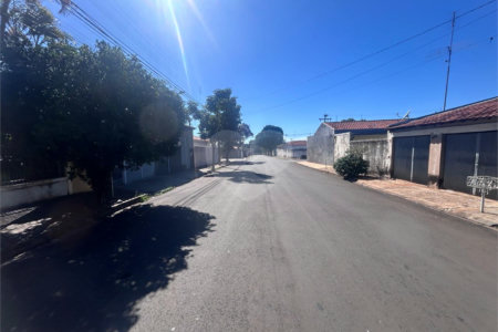 Casa espaçosa e confortável em um bairro tranquilo a venda.