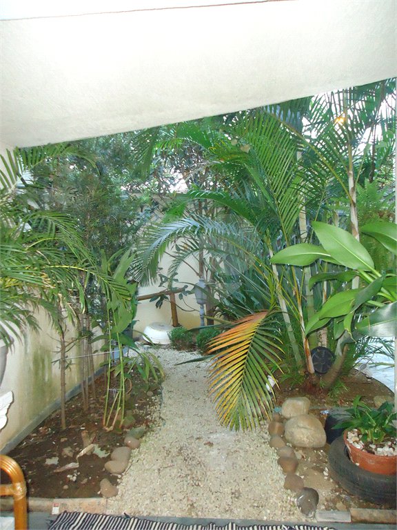 Sobrado com 4 quartos sendo 2 suítes.