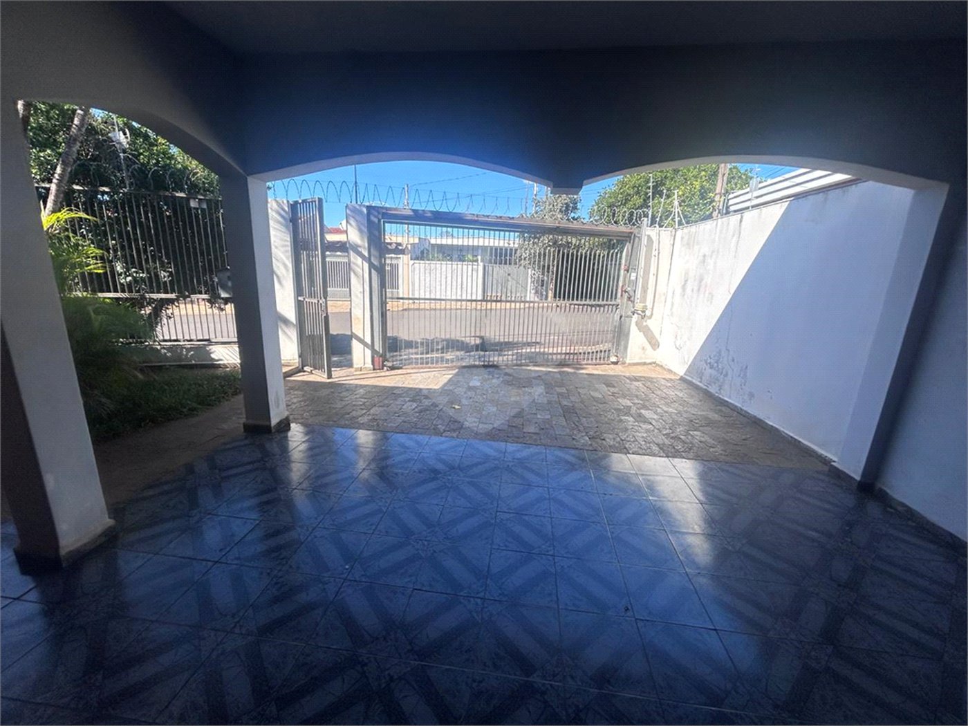 Casa espaçosa e confortável em um bairro tranquilo a venda.