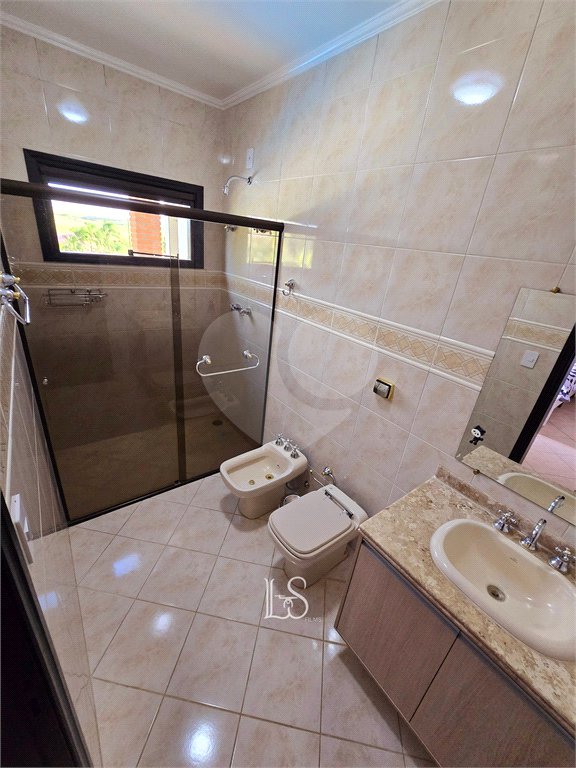 Indaiatuba- Vale das Laranjeiras - Vista dos fundos para o lago - Casa assobradada - 3 pisos, 4 quartos, 2 suítes, uma com hidro ,escritório, sala 3 ambientes, lareira, lavabo,cozinha ampla, despensa, lavanderia, churrasqueira, forno pizza, 6 wcs, piscina, jardim despensa, garagem, segurança