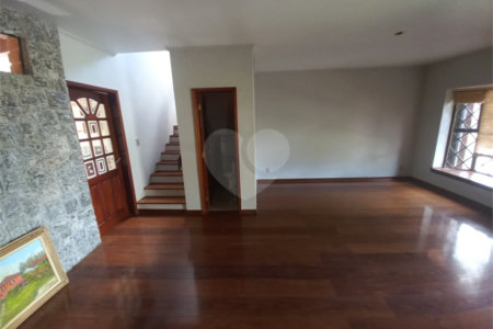 Sobrado com 4 dormitórios, sendo 1 suíte master.