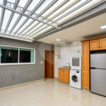 Sobrado geminado com 185 m², 3 suítes, closet, 4 vagas, área gourmet, sótão, energia solar, aquecimento de água e sistema completo de segurança.