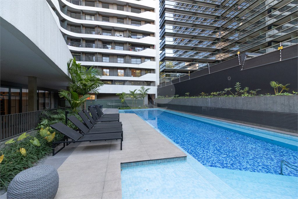Apartamento de 68m² com 2 Quartos (1 Suíte) e 1 Vaga no Condomínio Downtown - República