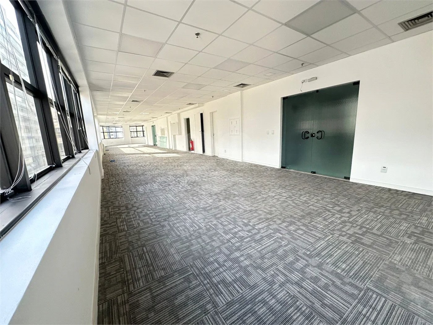 Conjunto comercial à Venda ou Locação na República com 376,56 m² de área útil 10 vagas