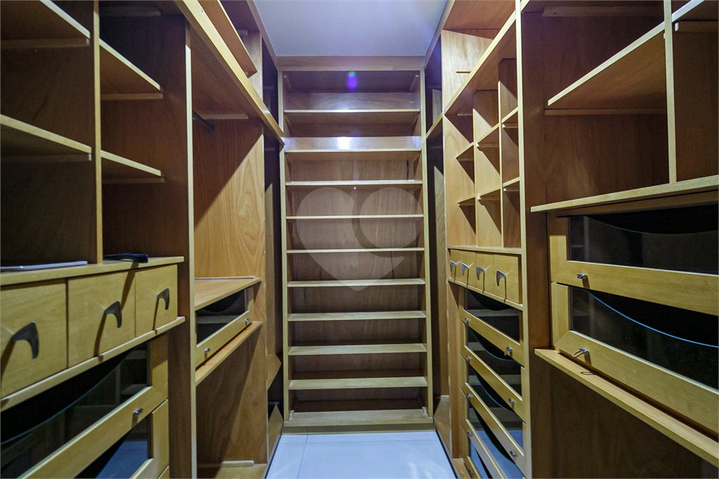 Casa com 4 quartos e ótimo espaço em local nobre no Alto da Boa Vista