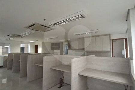 SALA COMERCIAL DE 90 M² COM 12 BAIAS, SALA DE REUNIÃO, AR-CONDICIONADO CENTRAL E 2 VAGAS!