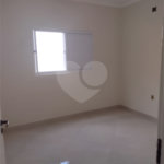 Casa Térrea com 3 dormitórios, sendo 1 suíte.
