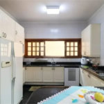 Casa com 3 dormitórios sendo 3 suítes com 03 vagas de garagem.