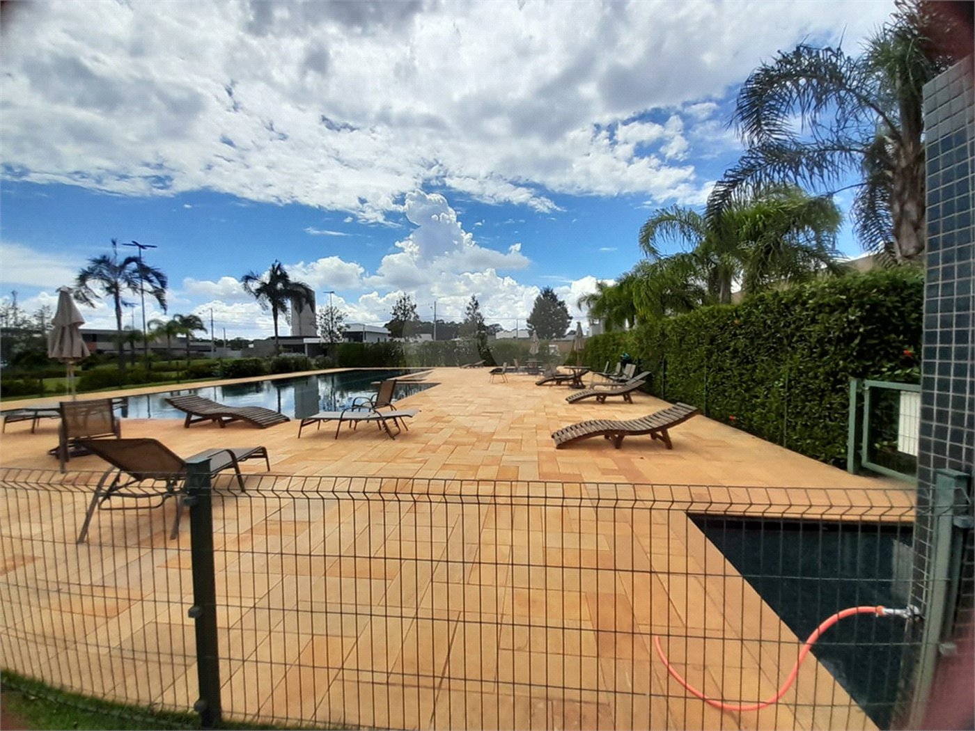 Belíssima Casa à Venda no Condomínio Damha IV
