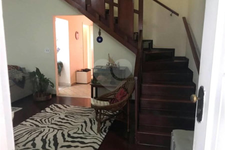 Casa com 202m² , 4 dormitórios , sendo 1 suíte , 3 vagas de garagem.
