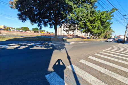 Oportunidade Comercial: Terreno de 525m² em Localização Estratégica no Parque Sissi!