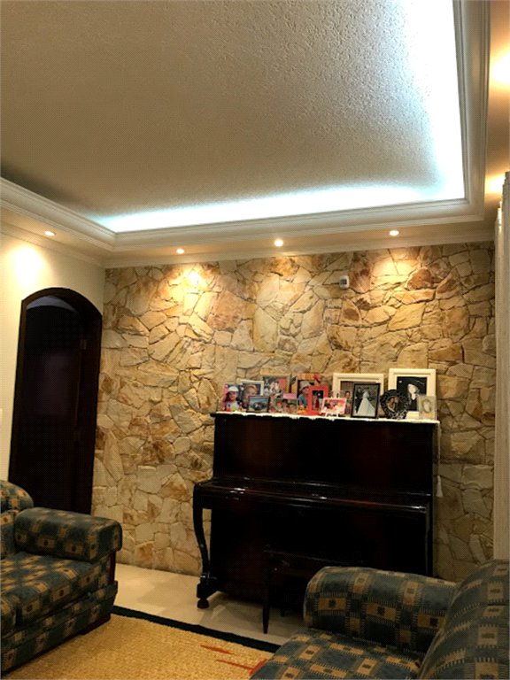 Sobrado com 234m², 3 dormitórios, sendo 1 suíte, 2 vagas, à venda na Vila Ema.