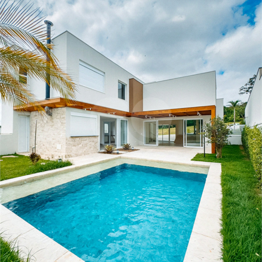 Indaiatuba- condomínio Villa dos Pinheiros - Venda - R$ 6..900.000.00 - Locação - R$ 35.000,00, mais encargos - Terreno 556.00 m2- Sobrado com 420 ms2 de área construída -2 vagas de garagem cobertas e 2 descobertas - Sala de estar e jantar integradas com pé direiduplo - espaço gourmet privado c