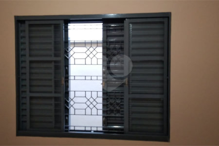Casa Térrea com 3 dormitórios, sendo 1 suíte.