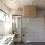 Este elegante apartamento em Higienópolis oferece 224m² de área muito bem distribuída, perfeito para quem valoriza conforto